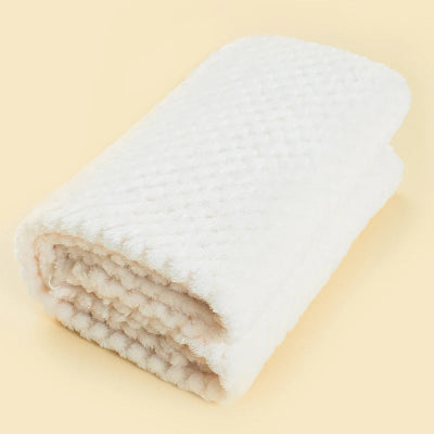 couverture bébé blanche pliée