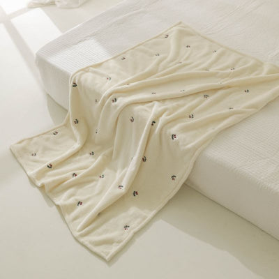 couverture bébé beige en velours avec cerises