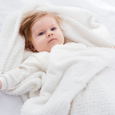 couverture bébé blanche fille couverte