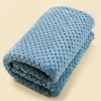 couverture bébé bleue pliée