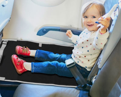 lit de voyage bébé avion et train - fille assise