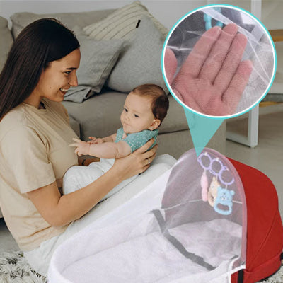 maman avec bébé et lit de voyage bébé - rouge