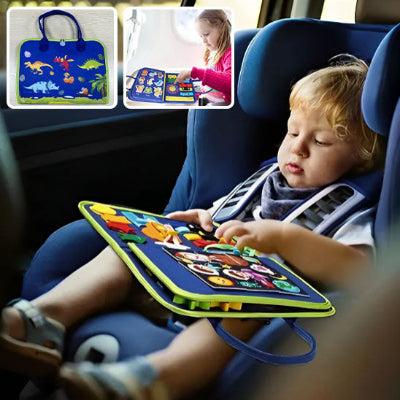 enfants dans a voiture avec livre Montessori