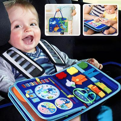 bébé heureux avec livre Montessori