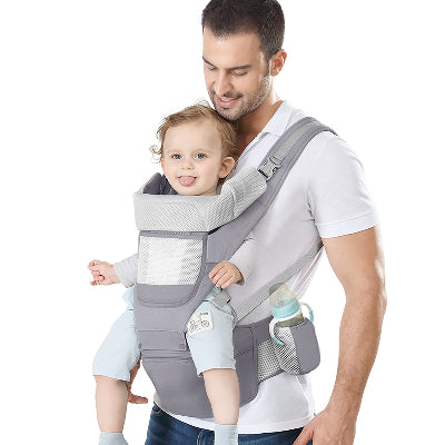papa et enfant heureux avec porte bebe gris clair