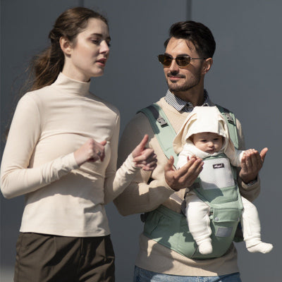 parents avec  porte bebe