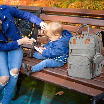 sac à dos à langer gris sur banquette maman et fils