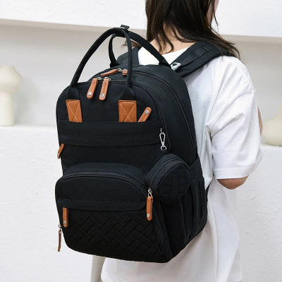 sac à dos à langer noir sur épaules