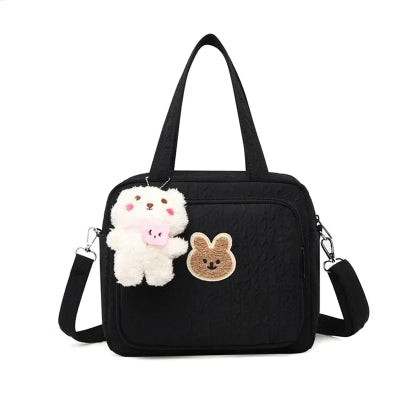 sac à langer noir avec ourson pendentif détails