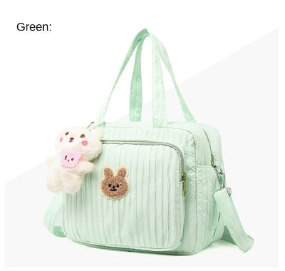 sac a langer vert avec pendentif ourson